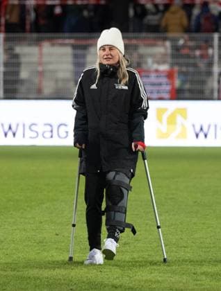 Soccer, Women, Season 2024 2025, 2 Women Bundesliga 15 Matchday , 1 FC Union Berlin 1 FC Nürnberg 4 0 , Leonie Köster 1 Women 1 FC Union on crutches, 16 02 2025, Copyright: xMatthiasxKochx