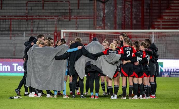 Fußball, Frauen, Saison 2024 2025, 2. Frauen-Bundesliga (15. Spieltag), 1. FC Union Berlin - 1. FC Nürnberg (4:0), Nürnberger Enttäuschung nach Abpfiff, 16.02. 2025, Copyright: xMatthiasxKochx