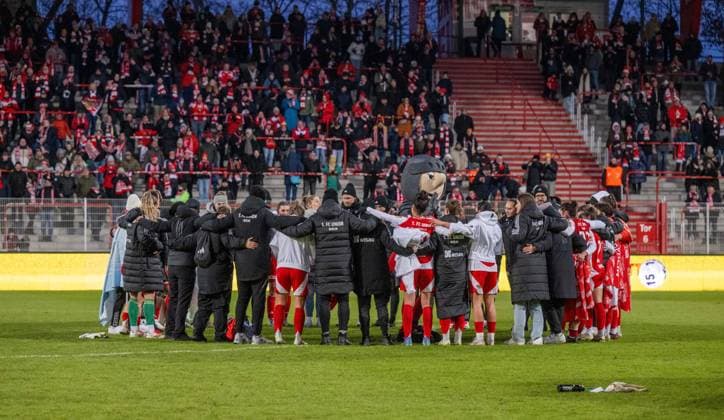 Soccer, Women, Season 2024 2025, 2 Women Bundesliga 15 Matchday , 1 FC Union Berlin 1 FC Nürnberg 4 0 , Union cheering after the final whistle, 16 02 2025, Copyright: xMatthiasxKochx