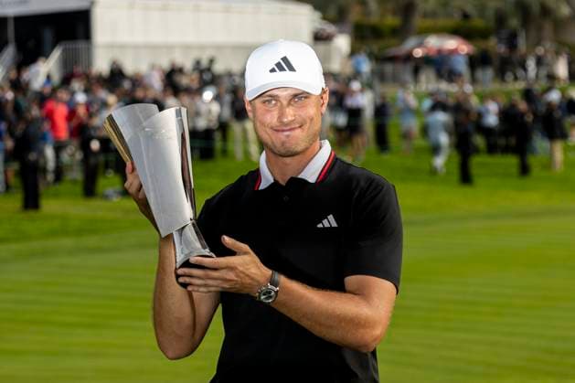 LA JOLLA, CA - FEBRUARY 16: Ludvig Aberg holds up the trophy after winning the Genesis Invitational tournament, Sunday, February 16, 2025, at Torrey Pines Golf Course in La Jolla, California. (Photo by Tony Ding Icon Sportswire) GOLF: FEB 16 PGA, Golf Herren The Genesis Invitational EDITORIAL USE ONLY Icon46520250216090