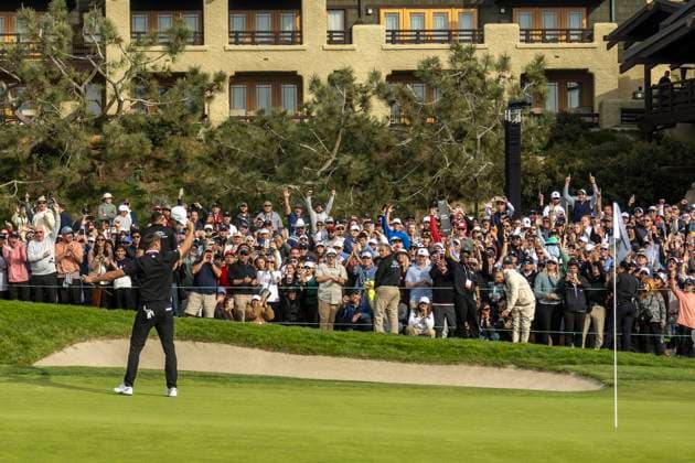 LA JOLLA, CA - FEBRUARY 16: Ludvig Aberg waves his hat to cheers from the gallery after finishing on the 18th hole during the final round of the Genesis Invitational tournament, Sunday, February 16, 2025, at Torrey Pines Golf Course in La Jolla, California. (Photo by Tony Ding Icon Sportswire) GOLF: FEB 16 PGA, Golf Herren The Genesis Invitational EDITORIAL USE ONLY Icon46520250216092