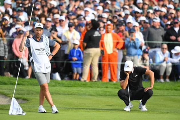 LA JOLLA, CA - FEBRUARY 16: Ludvig Aberg and his his caddie Joe Skovron as he waits for his chance to birdie on the 18th hole during the final round of The Genesis Invitational 2025 at Torrey Pines Golf Course on February 16, 2025 in La Jolla, California. (Photo by Brian Rothmuller Icon Sportswire) GOLF: FEB 16 PGA, Golf Herren The Genesis Invitational EDITORIAL USE ONLY Icon250216022