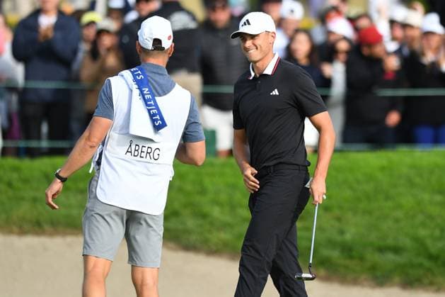 LA JOLLA, CA - FEBRUARY 16: Ludvig Aberg celebrates with his caddie Joe Skovron after winning The Genesis Invitational 2025 at Torrey Pines Golf Course on February 16, 2025 in La Jolla, California. (Photo by Brian Rothmuller Icon Sportswire) GOLF: FEB 16 PGA, Golf Herren The Genesis Invitational EDITORIAL USE ONLY Icon250216025