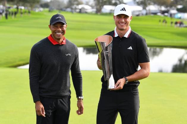 Bilder des Jahres 2025, Sport 02 Februar Sport Themen der Woche KW07 Sport Bilder des Tages LA JOLLA, CA - FEBRUARY 16: Ludvig Aberg holds the trophy, next to Tiger Woods, after winning The Genesis Invitational 2025 at Torrey Pines Golf Course on February 16, 2025 in La Jolla, California. (Photo by Brian Rothmuller Icon Sportswire) GOLF: FEB 16 PGA, Golf Herren The Genesis Invitational EDITORIAL USE ONLY Icon250216026