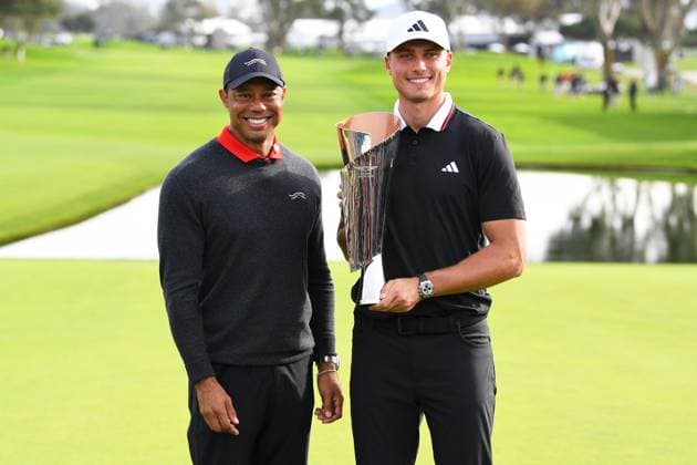 LA JOLLA, CA - FEBRUARY 16: Ludvig Aberg holds the trophy, next to Tiger Woods, after winning The Genesis Invitational 2025 at Torrey Pines Golf Course on February 16, 2025 in La Jolla, California. (Photo by Brian Rothmuller Icon Sportswire) GOLF: FEB 16 PGA, Golf Herren The Genesis Invitational EDITORIAL USE ONLY Icon250216040