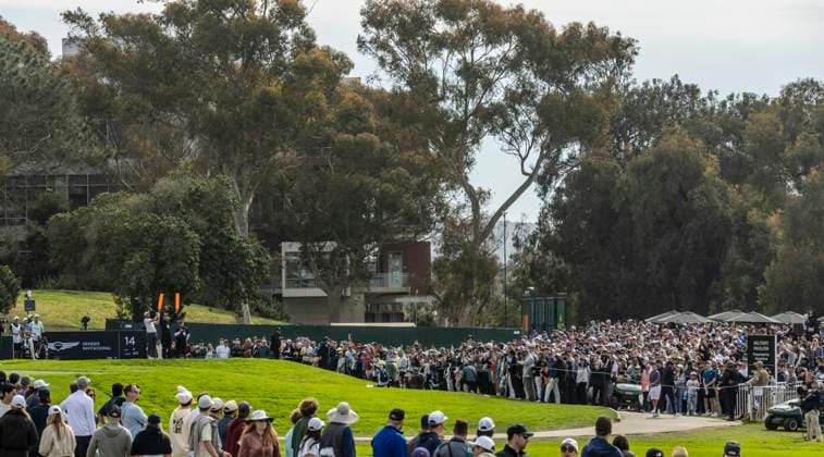 LA JOLLA, CA - FEBRUARY 16: Scottie Scheffler hits a drive on the 14th tee during the final round of the Genesis Invitational tournament, Sunday, February 16, 2025, at Torrey Pines Golf Course in La Jolla, California. (Photo by Tony Ding Icon Sportswire) GOLF: FEB 16 PGA, Golf Herren The Genesis Invitational EDITORIAL USE ONLY Icon46520250216098