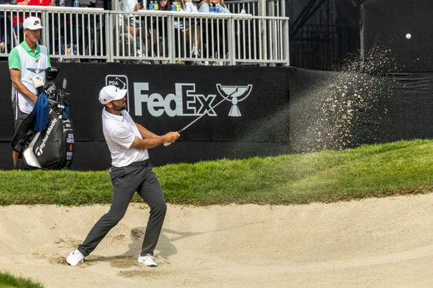 LA JOLLA, CA - FEBRUARY 16: Scottie Scheffler chips out of a sand trap next to the 15th green during the final round of the Genesis Invitational tournament, Sunday, February 16, 2025, at Torrey Pines Golf Course in La Jolla, California. (Photo by Tony Ding Icon Sportswire) GOLF: FEB 16 PGA, Golf Herren The Genesis Invitational EDITORIAL USE ONLY Icon8352