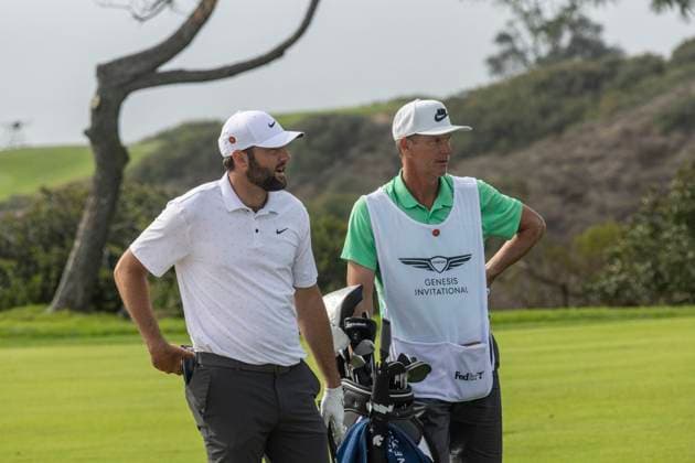 LA JOLLA, CA - FEBRUARY 16: Scottie Scheffler discusses how to hit an approach shot with his caddie Ted Scott, on the 17th fairway, during the final round of the Genesis Invitational tournament, Sunday, February 16, 2025, at Torrey Pines Golf Course in La Jolla, California. (Photo by Tony Ding Icon Sportswire) GOLF: FEB 16 PGA, Golf Herren The Genesis Invitational EDITORIAL USE ONLY Icon46520250216102