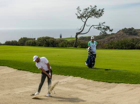 LA JOLLA, CA - FEBRUARY 16: Scottie Scheffler hits out of a sand trap alongside the 17th fairway during the final round of the Genesis Invitational tournament, Sunday, February 16, 2025, at Torrey Pines Golf Course in La Jolla, California. (Photo by Tony Ding Icon Sportswire) GOLF: FEB 16 PGA, Golf Herren The Genesis Invitational EDITORIAL USE ONLY Icon46520250216103