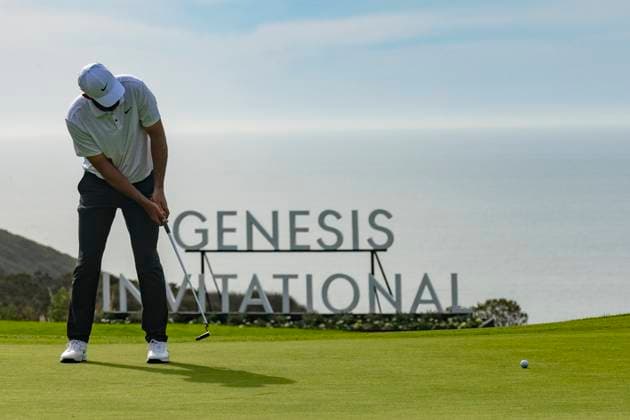 LA JOLLA, CA - FEBRUARY 16: Scottie Scheffler putts on the 17th green during the final round of the Genesis Invitational tournament, Sunday, February 16, 2025, at Torrey Pines Golf Course in La Jolla, California. (Photo by Tony Ding Icon Sportswire) GOLF: FEB 16 PGA, Golf Herren The Genesis Invitational EDITORIAL USE ONLY Icon46520250216104