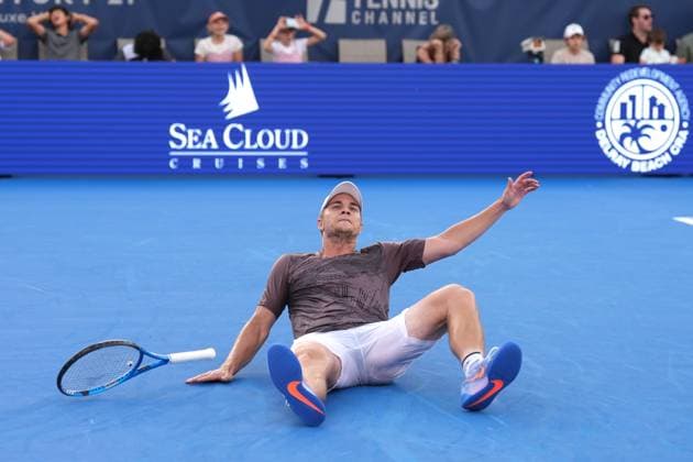 Sport Bilder des Tages DELRAY BEACH, FL - FEBRUARY 16: Miomir Kecmanovic (SRB) celebrates winning the Delray Beach Open on February 16, 2025, at the Delray Beach Tennis Center in Delray Beach Florida. (Photo by Andrew Patron Icon Sportswire) TENNIS: FEB 16 Delray Beach Open EDITORIAL USE ONLY Icon2502160461