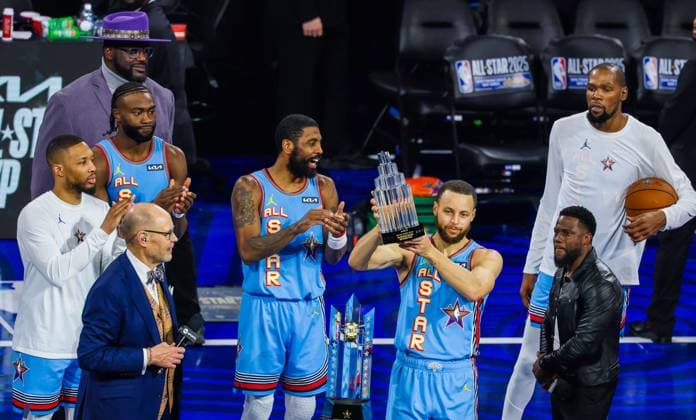 Sport Themen der Woche KW07 Sport Bilder des Tages (250217) -- SAN FRANCISCO, Feb. 17, 2025 -- Shaq s OGs Stephen Curry (3rd R) of Golden State Warriors celebrates with the MVP trophy after the 2025 NBA, Basketball Herren, USA All Star Game between Shaq s OGs and Chuck s Global Stars in San Francisco, the United States, Feb. 16, 2025. (Photo by Dong Xudong Xinhua) (SP)U.S.-SAN FRANCISCO-NBA-ALL STAR WuxXiaoling 