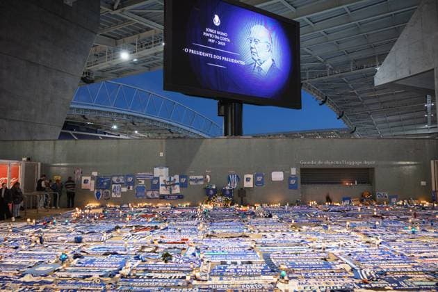 Bilder des Jahres 2025, Sport 02 Februar Sport Themen der Woche KW07 Tribute To Jorge Nuno Pinto Da Costa, In Porto, Portugal On February 16, 2025, in Porto, Portugal, hundreds of FC Porto supporters gather around Estadio do Dragao and Igreja de Santo Antonio das Antas to pay homage to the former president of the club, Jorge Nuno Pinto da Costa, who passes away on February 15, 2024, at the age of 87, after battling cancer for three years. A picture shows hundreds of scarves and candles placed on the ground as a tribute to the deceased. Porto Portugal  Copyright: xDavidxOliveirax originalFilename:0803010398st.jpg