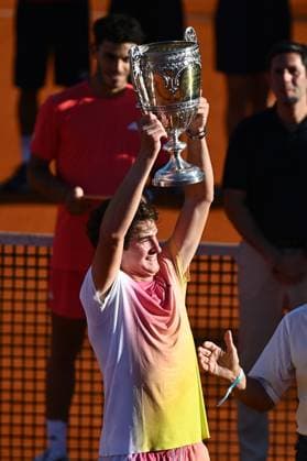 IEB+ Argentina Open 2025 - Final Brazil s Joao Fonseca poses with the trophy after defeating Argentina s Francisco Cerundolo during a men s doubles final match at the Argentina Open ATP, Tennis Herren tennis tournament at Guillermo Vilas Stadium in Buenos Aires, Argentina, on February 16, 2025. Buenos Aires Argentina  Copyright: xGabrielxSotelox originalFilename:sotelo-notitle250216_nplCQ.jpg