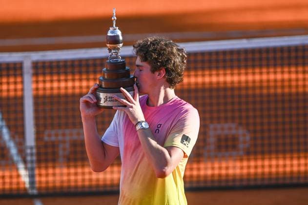 IEB+ Argentina Open 2025 - Final Brazil s Joao Fonseca poses with the trophy after defeating Argentina s Francisco Cerundolo during a men s doubles final match at the Argentina Open ATP, Tennis Herren tennis tournament at Guillermo Vilas Stadium in Buenos Aires, Argentina, on February 16, 2025. Buenos Aires Argentina  Copyright: xGabrielxSotelox originalFilename:sotelo-notitle250216_npdtm.jpg