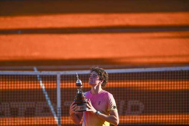 IEB+ Argentina Open 2025 - Final Brazil s Joao Fonseca poses with the trophy after defeating Argentina s Francisco Cerundolo during a men s doubles final match at the Argentina Open ATP, Tennis Herren tennis tournament at Guillermo Vilas Stadium in Buenos Aires, Argentina, on February 16, 2025. Buenos Aires Argentina  Copyright: xGabrielxSotelox originalFilename:sotelo-notitle250216_np6eA.jpg