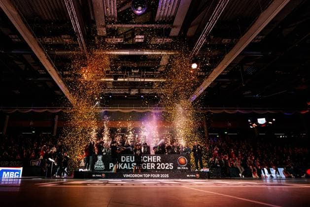 Sport Themen der Woche KW07 VIMODROM TOP FOUR 2025: Finale Syntainics MBC - Bamberg Baskets; 16.02.2025 Deutscher Pokalsieger 2025 BBL Pokal Syntainics MBC Gruppenfoto mit Pyro und Konfetti VIMODROM TOP FOUR 2025: Finale Syntainics MBC - Bamberg Baskets, Weissenfels, Stadthalle Weissenfels am 16.02.2025 *** VIMODROM TOP FOUR 2025 Final Syntainics MBC Bamberg Baskets 16 02 2025 German Cup Winner 2025 BBL Cup Syntainics MBC Group photo with pyro and confetti VIMODROM TOP FOUR 2025 Final Syntainics MBC Bamberg Baskets, Weissenfels, Stadthalle Weissenfels on 16 02 2025 Copyright: xBEAUTIFULxSPORTS Wunderlx