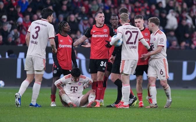 15 02 2025, xblx, Soccer 1 Bundesliga, Bayer 04 Leverkusen FC Bayern Munich v l Min jae Kim FC Bayern Muenchen , Jeremie Frimpong Bayer Leverkusen , Aleksandar Pavlovic FC Bayern Muenchen on the ground, Granit Xhaka Bayer Leverkusen , Nordi Mukiele Bayer Leverkusen , Referee Daniel Siebert, Konrad Laimer FC Bayern Muenchen zautz, Florian Wirtz Bayer Leverkusen , Joshua Kimmich FC Bayern Muenchen , pack formation, need to talk, discussion, talk, protest, protesting DFL DFB REGULATIONS PROHIBIT ANY USE OF PHOTOGRAPHS as IMAGE SEQUENCES and or QUASI VIDEO Leverkusen