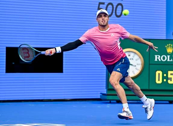ATP, Tennis Herren QATAR EXXONMOBIL OPEN ROUND OF 32 Christopher O connell of Australia competes in her round of 32 match against Hady Habib of Lebanon during the ATP Qatar ExxonMobil Open 2025 tennis tournament at the Khalifa International Tennis Complex in Doha, Qatar, on February 17, 2025. DOHA Qatar Copyright: xNOUSHADx