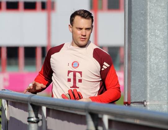 Football, Men, Season 2024 2025, FC Bayern Munich, Final training, Training, Champions League Manuel Neuer FC Bayern Munich on the way to the training ground