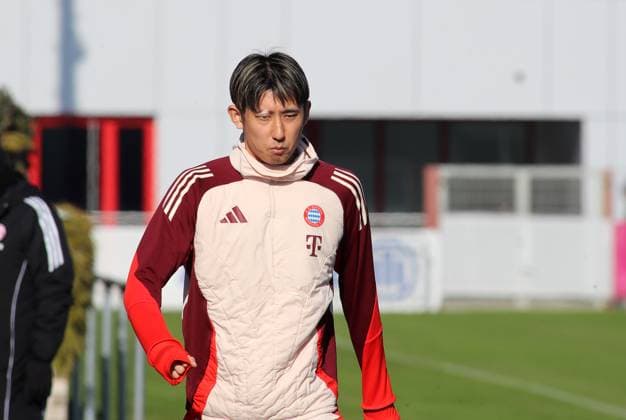 Football, Men, Season 2024 2025, FC Bayern Munich, Final training, Training, Champions League Hiroki Ito FC Bayern Munich on the way to the training ground