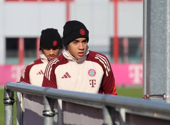 Football, Men, Season 2024 2025, FC Bayern Munich, Final training, Training, Champions League Jamal Musiala FC Bayern Munich on the way to the training ground