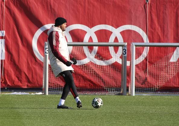 Football, Men, Season 2024 2025, FC Bayern Munich, Final training, Training, Champions League Vincent Kompany, Coach FC Bayern Munich plays a ball
