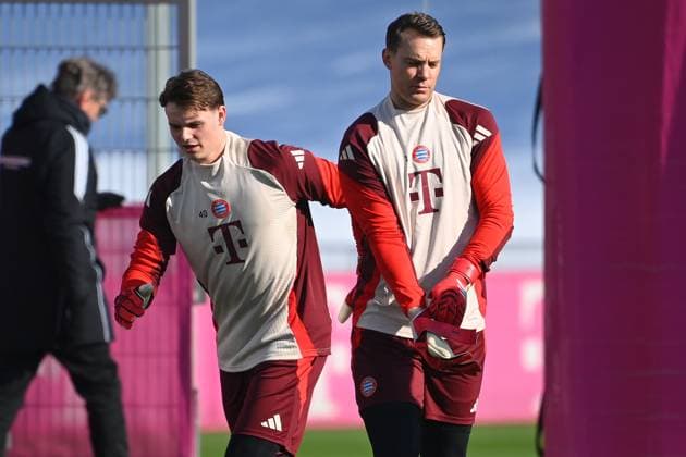from right Manuel NEUER goalkeeper Bayern Muenchen , goalkeeper Jonas URBIG Bayern Muenchen final training on 17 02 2025 before the football Champions League K O Phase Play offs FC Bayern Muenchen Celtic Glasgow