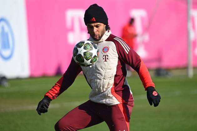 Serge GNABRY FC Bayern Muenchen on the ball,action,single image,cropped single motif,half figure,half figure final training on 17 02 2025 before the football Champions League K O Phase Play offs FC Bayern Muenchen Celtic Glasgow