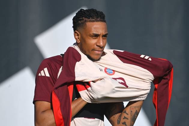 Michael OLISE Bayern Muenchen , action,single image,cropped single motif,half figure,half figure final training on 17 02 2025 before the football Champions League K O Phase Play offs FC Bayern Muenchen Celtic Glasgow