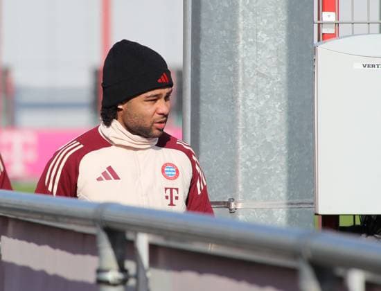 Football, Men, Season 2024 2025, FC Bayern Munich, Final training, Training, Champions League Serge Gnabry FC Bayern Munich on the way to the training ground