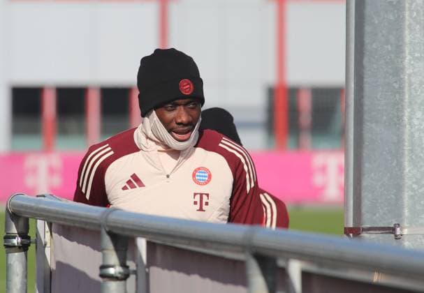 Football, Men, Season 2024 2025, FC Bayern Munich, Final training, Training, Champions League Alphonso Davies FC Bayern Munich on the way to the training ground