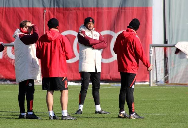 Football, Men, Season 2024 2025, FC Bayern Munich, Final training, Training, Champions League Vincent Kompany, Coach FC Bayern Munich observes training on the pitch