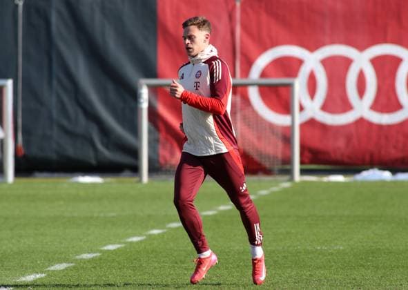 Football, Men, Season 2024 2025, FC Bayern Munich, Final training, Training, Champions League Joshua Kimmich FC Bayern Munich jogs across the training pitch