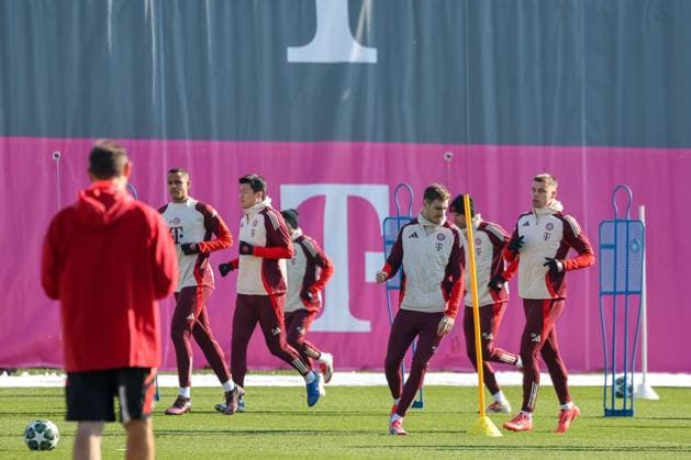 Players run in training, Tarek Buchmann FC Bayern Muenchen, 28 with Minjae Kim FC Bayern Muenchen, 03 and Josip Stanisic FC Bayern Muenchen, 44 with Gabriel Vidovic FC Bayern Muenchen, 24 , GER, Final training, FC Bayern Muenchen, Football, UEFA Champions League, Play offs, 2024 2025 season, 17 02 2025, GER, Final training, FC Bayern Muenchen, Football, UEFA Champions League, Play offs, 2024 2025 season, 17 02 2025 Muenchen Copyright: xEibner-Pressefoto JennixMaulx EP_JML