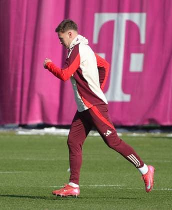 16 02 2025, CL final training, Saebenerstrasse Muenchen,, Football, Sport, in the picture Joshua Kimmich FC Bayern Muenchen breaks off training