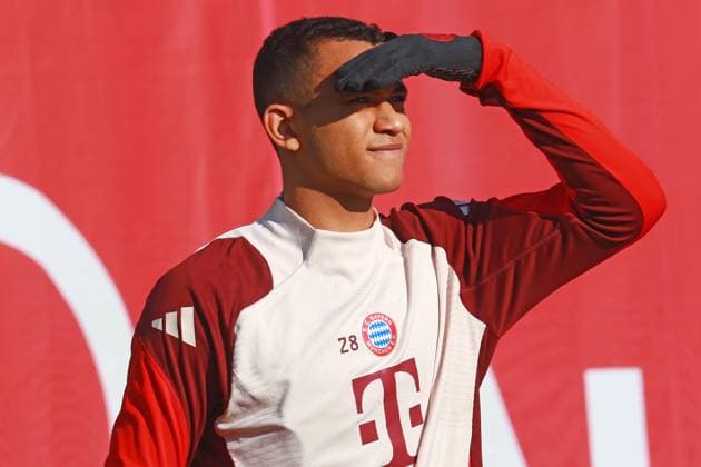 28 Tarek Buchmann, Portraet, Portrait, Football Final training FC Bayern Munich before UEFA Champions League match against Celtic Glasgow 17 02 2025 Training ground, Säbenerstr PHOTO Mladen Lackovic LakoPress