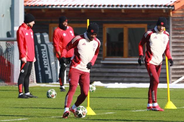 19 Alphonso Davies, Portraet, Portrait, , on the ball, Football Final training FC Bayern Munich before UEFA Champions League match against Celtic Glasgow 17 02 2025 Training ground, Säbenerstr PHOTO Mladen Lackovic LakoPress