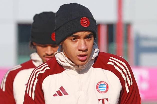42 Jamal Musiala and 10 Leroy Sane behind Portraet, Portrait, Football Final training FC Bayern Munich before UEFA Champions League match against Celtic Glasgow 17 02 2025 Training ground, Säbenerstr PHOTO Mladen Lackovic LakoPress