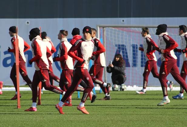 Football, Men, Season 2024 2025, FC Bayern Munich, Final training, Training, Champions League Jamal Musiala FC Bayern Munich running, Looking backwards