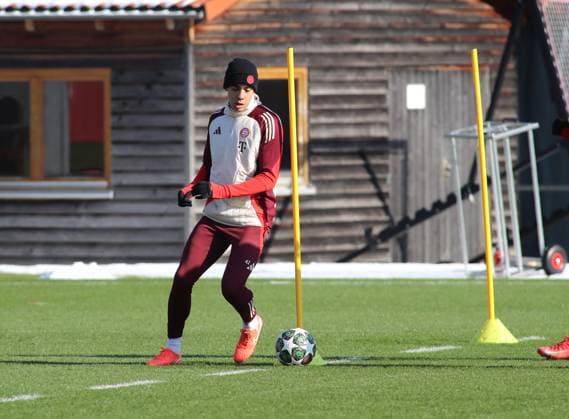 Football, Men, Season 2024 2025, FC Bayern Munich, Final training, Training, Champions League Jamal Musiala FC Bayern Munich with ball
