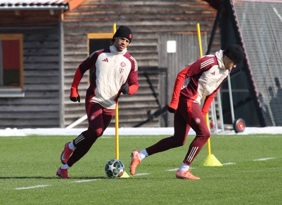 Football, Men, Season 2024 2025, FC Bayern Munich, Final training, Training, Champions League Leroy Sane FC Bayern Munich with ball
