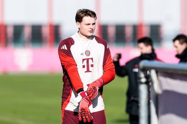 UEFA Champions League final training FC Bayern Munich 17 02 2025 Jonas Urbig FC Bayern Munich, 40 on the way to training UEFA Champions League final training FC Bayern Munich before the match against Celtic FC, Munich, training ground at Säbenerstr. on 17 02 2025 Copyright: xBEAUTIFULxSPORTS Wunderlx
