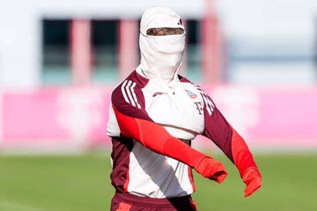 UEFA Champions League final training FC Bayern Munich 17 02 2025 Joshua Kimmich FC Bayern Munich, 6 on the way to training, face covered, puts on thermal top UEFA Champions League final training FC Bayern Munich before the match against Celtic FC, Munich, training ground at Säbenerstr. on 17 02 2025 Copyright: xBEAUTIFULxSPORTS Wunderlx