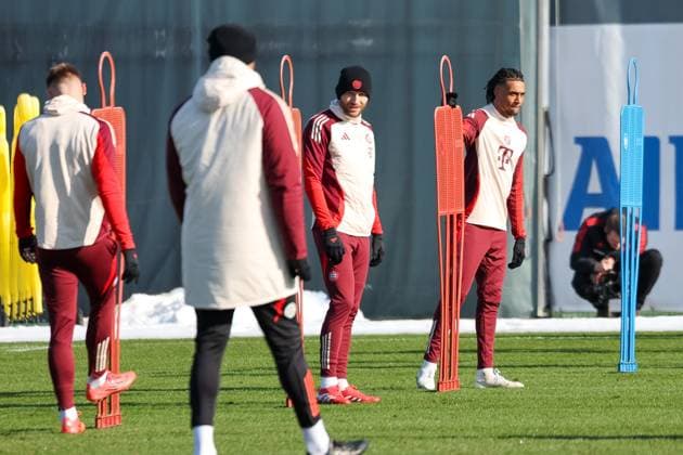 Konrad Laimer FC Bayern Muenchen, 27 with Michael Olise FC Bayern Muenchen, 17 , GER, Final training, FC Bayern Muenchen, Football, UEFA Champions League, Play offs, 2024 2025 season, 17 02 2025, GER, Final training, FC Bayern Muenchen, Football, UEFA Champions League, Play offs, 2024 2025 season, 17 02 2025 Muenchen Copyright: xEibner-Pressefoto JennixMaulx EP_JML