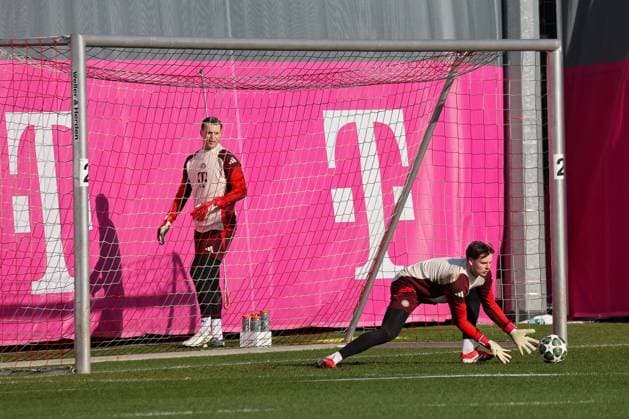 Jonas Urbig FC Bayern Muenchen, 40 at goalkeeper training with Manuel Neuer FC Bayern Muenchen, 01 , GER, Final training, FC Bayern Muenchen, Football, UEFA Champions League, Play offs, 2024 2025 season, 17 02 2025, GER, Final training, FC Bayern Muenchen, Football, UEFA Champions League, Play offs, 2024 2025 season, 17 02 2025 Muenchen Copyright: xEibner-Pressefoto JennixMaulx EP_JML