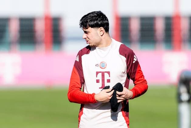 UEFA Champions League final training FC Bayern Munich 17 02 2025 Aleksandar Pavlovic FC Bayern Munich, 45 on the way to training UEFA Champions League final training FC Bayern Munich before the match against Celtic FC, Munich, training ground at Säbenerstr. on 17 02 2025 Copyright: xBEAUTIFULxSPORTS Wunderlx