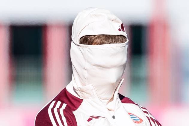 UEFA Champions League final training FC Bayern Munich 17 02 2025 Joshua Kimmich FC Bayern Munich, 6 on the way to training, face covered, puts on thermal top UEFA Champions League final training FC Bayern Munich before the match against Celtic FC, Munich, training ground at Säbenerstr. on 17 02 2025 Copyright: xBEAUTIFULxSPORTS Wunderlx