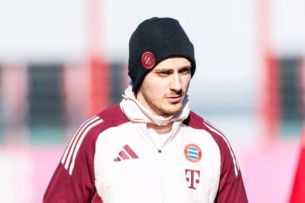 UEFA Champions League final training FC Bayern Munich 17 02 2025 Josip Stanisic FC Bayern Munich, 44 on the way to training UEFA Champions League final training FC Bayern Munich before the match against Celtic FC, Munich, training ground at Säbenerstr. on 17 02 2025 Copyright: xBEAUTIFULxSPORTS Wunderlx
