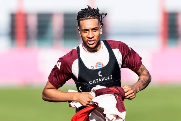 UEFA Champions League final training FC Bayern Munich 17 02 2025 Michael Olise FC Bayern Munich, 17 on his way to training, still sprinting in his T-shirt UEFA Champions League final training FC Bayern Munich before the match against Celtic FC, Munich, training ground at Säbenerstr on 17 02 2025 Copyright: xBEAUTIFULxSPORTS Wunderlx